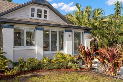 House in Saint Petersburg, Florida 3 bedrooms, 233.37 sq.m. № 1619485 - photo 4