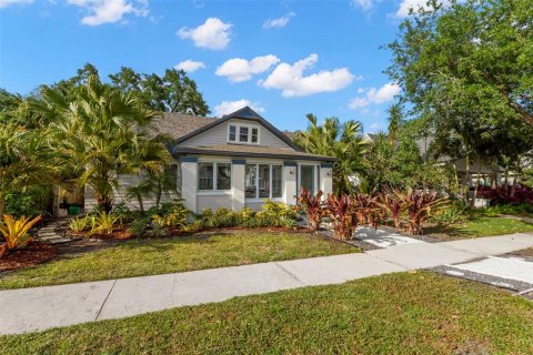 House in Saint Petersburg, Florida 3 bedrooms, 233.37 sq.m. № 1619485 - photo 1