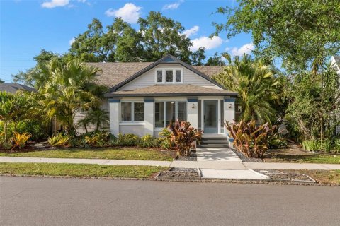 House in Saint Petersburg, Florida 3 bedrooms, 233.37 sq.m. № 1619485 - photo 2