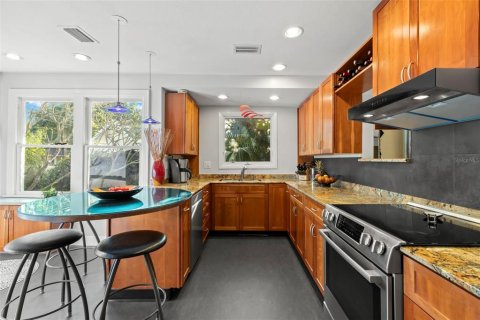 House in Saint Petersburg, Florida 3 bedrooms, 233.37 sq.m. № 1619485 - photo 12