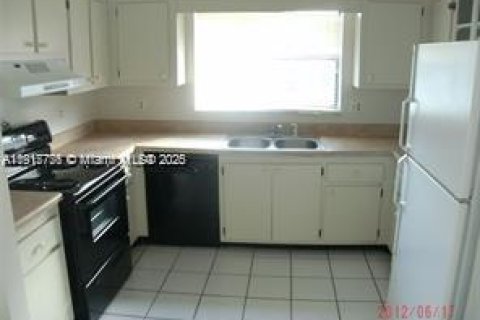 House in Wellington, Florida 3 bedrooms, 90.39 sq.m. № 2059711