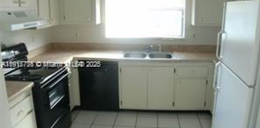 House in Wellington, Florida 3 bedrooms, 90.39 sq.m. № 2059711