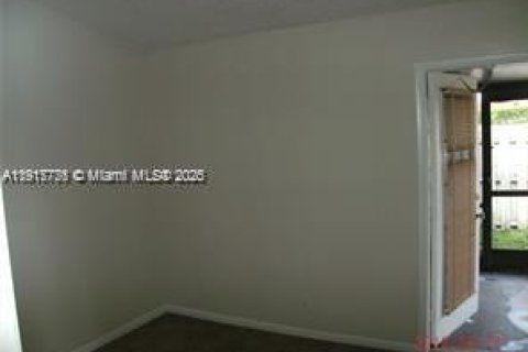 House in Wellington, Florida 3 bedrooms, 90.39 sq.m. № 2059711 - photo 2