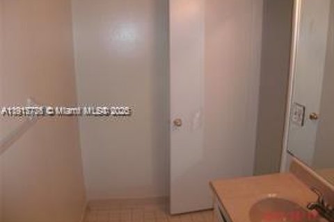 House in Wellington, Florida 3 bedrooms, 90.39 sq.m. № 2059711 - photo 5