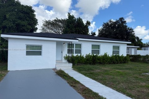 Дом в Майами, Флорида 4 спальни, 124.67м2 № 2037959