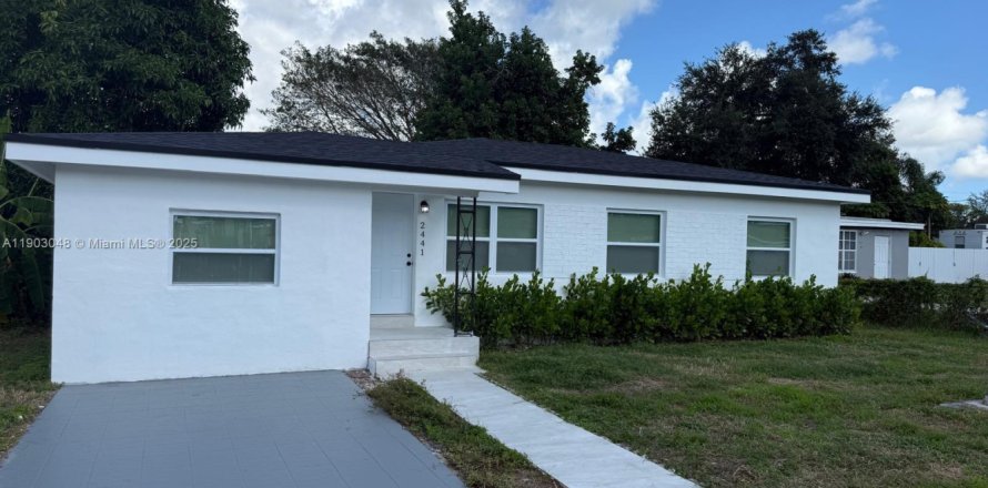 Дом в Майами, Флорида 4 спальни, 124.67м2 № 2037959