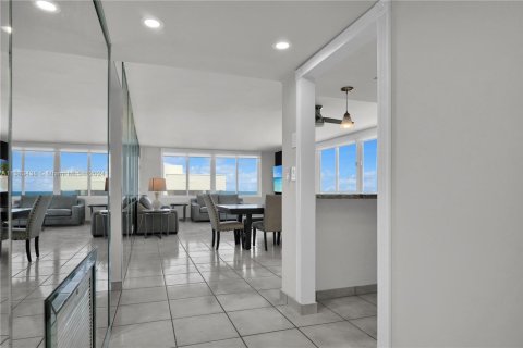 Condo in Miami Beach, Florida, 3 bedrooms № 1936759 - photo 15