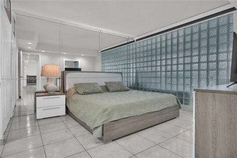 Condo in Miami Beach, Florida, 3 bedrooms № 1936759 - photo 19