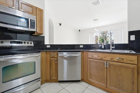 Touwnhouse à vendre à Doral, Floride: 4 chambres, 211.54 m2 № 2043539 - photo 4