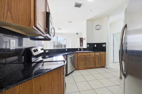 Touwnhouse à vendre à Doral, Floride: 4 chambres, 211.54 m2 № 2043539 - photo 3