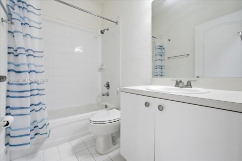 Touwnhouse à vendre à Doral, Floride: 4 chambres, 211.54 m2 № 2043539 - photo 13