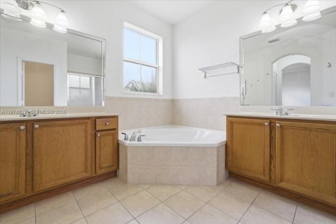 Touwnhouse à vendre à Doral, Floride: 4 chambres, 211.54 m2 № 2043539 - photo 19