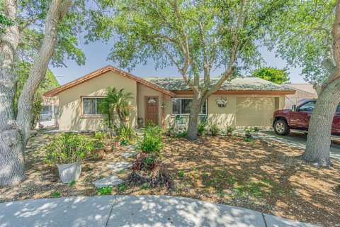 House in Holiday, Florida 2 bedrooms, 94.39 sq.m. № 1532966 - photo 1