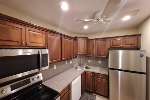 Купить кондоминиум в Окленд-Парк, Флорида 2 спальни, 97.55м2, № 2007419 - фото 2