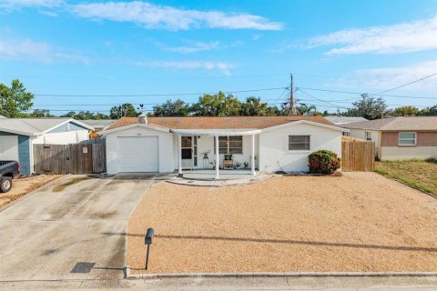 House in Holiday, Florida 2 bedrooms, 80.27 sq.m. № 1910239 - photo 1