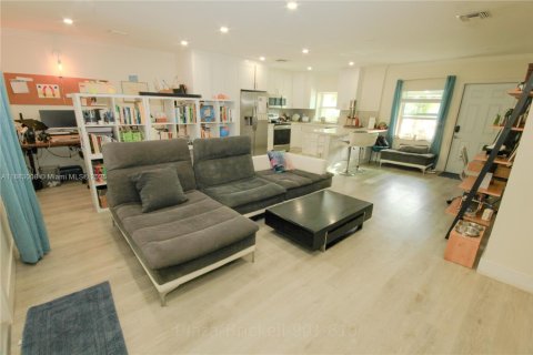 Casa en venta en Miami, Florida, 2 dormitorios, 116.87 m2 № 2015757 - foto 3