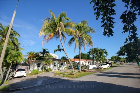 Casa en venta en Miami, Florida, 2 dormitorios, 116.87 m2 № 2015757 - foto 1
