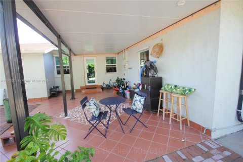 Casa en venta en Miami, Florida, 2 dormitorios, 116.87 m2 № 2015757 - foto 23