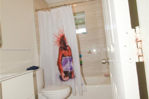 Casa en venta en Miami, Florida, 2 dormitorios, 116.87 m2 № 2015757 - foto 19