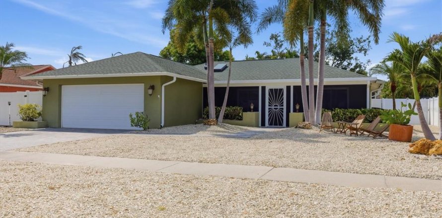 House in Sarasota, Florida 3 bedrooms, 158.21 sq.m. № 2229666