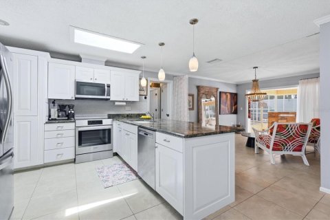 House in Sarasota, Florida 3 bedrooms, 158.21 sq.m. № 2229666 - photo 8