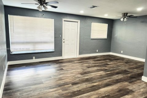 House in Hollywood, Florida 3 bedrooms, 103.77 sq.m. № 1845499 - photo 5
