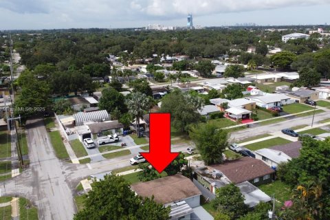 House in Hollywood, Florida 3 bedrooms, 103.77 sq.m. № 1845499 - photo 19
