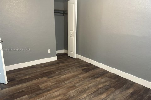 House in Hollywood, Florida 3 bedrooms, 103.77 sq.m. № 1845499 - photo 13