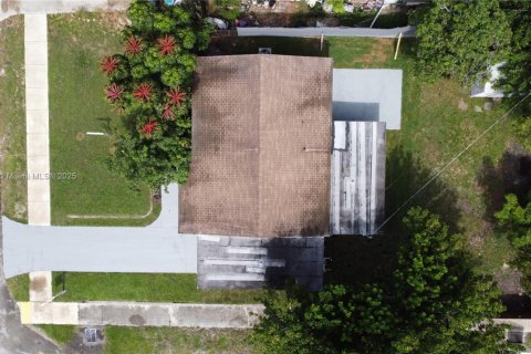 House in Hollywood, Florida 3 bedrooms, 103.77 sq.m. № 1845499 - photo 17