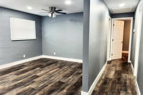 House in Hollywood, Florida 3 bedrooms, 103.77 sq.m. № 1845499 - photo 6