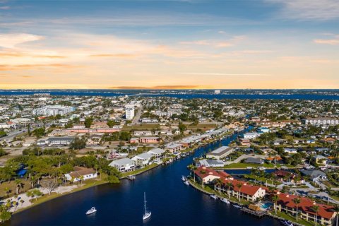 Купить кондоминиум в Кейп-Корал, Флорида 2 спальни, 139.73м2, № 1983042 - фото 30