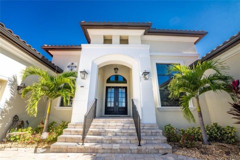 House in Port Charlotte, Florida 4 bedrooms, 390.93 sq.m. № 2112122 - photo 3