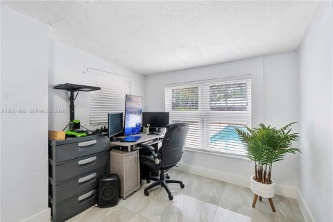 House in Hollywood, Florida 3 bedrooms, 72.84 sq.m. № 2082936 - photo 18