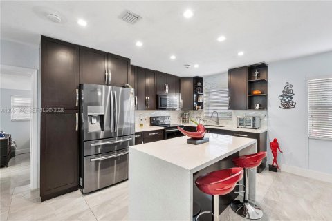 House in Hollywood, Florida 3 bedrooms, 72.84 sq.m. № 2082936 - photo 6