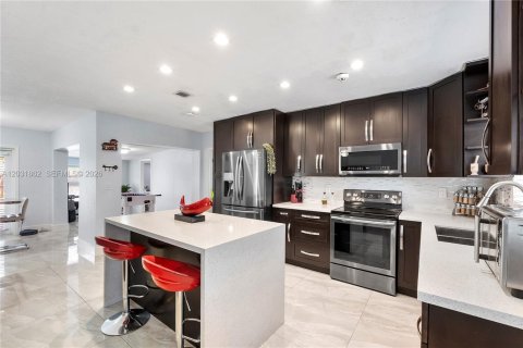 House in Hollywood, Florida 3 bedrooms, 72.84 sq.m. № 2082936 - photo 15