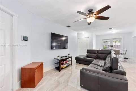 House in Hollywood, Florida 3 bedrooms, 72.84 sq.m. № 2082936 - photo 25