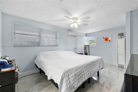 House in Hollywood, Florida 3 bedrooms, 72.84 sq.m. № 2082936 - photo 24