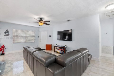 House in Hollywood, Florida 3 bedrooms, 72.84 sq.m. № 2082936 - photo 12