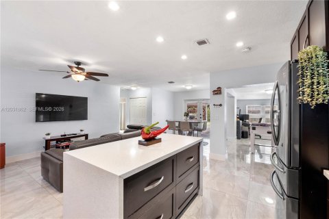 House in Hollywood, Florida 3 bedrooms, 72.84 sq.m. № 2082936 - photo 16