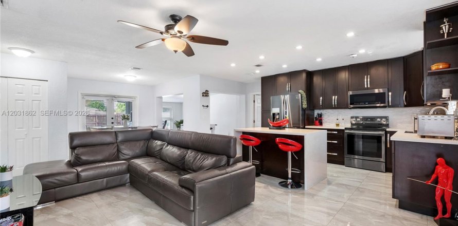 House in Hollywood, Florida 3 bedrooms, 72.84 sq.m. № 2082936