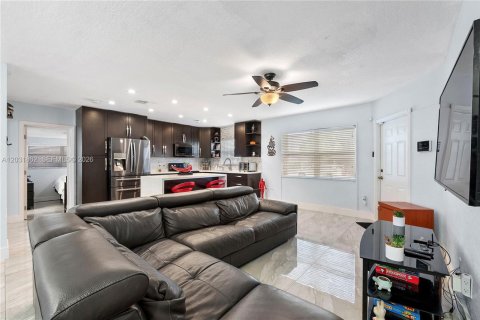 House in Hollywood, Florida 3 bedrooms, 72.84 sq.m. № 2082936 - photo 9