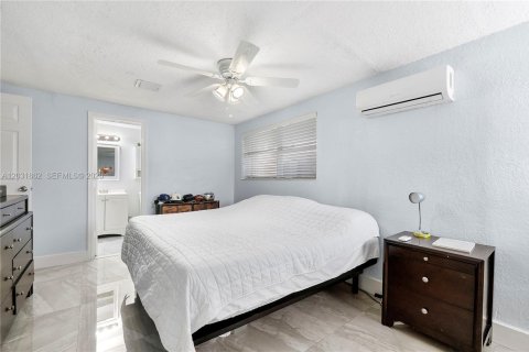House in Hollywood, Florida 3 bedrooms, 72.84 sq.m. № 2082936 - photo 26