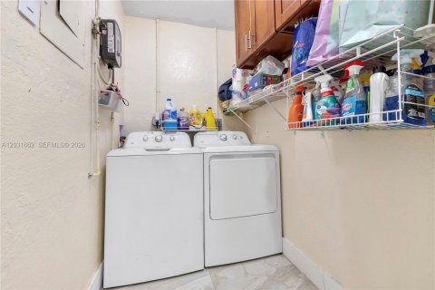 House in Hollywood, Florida 3 bedrooms, 72.84 sq.m. № 2082936 - photo 20