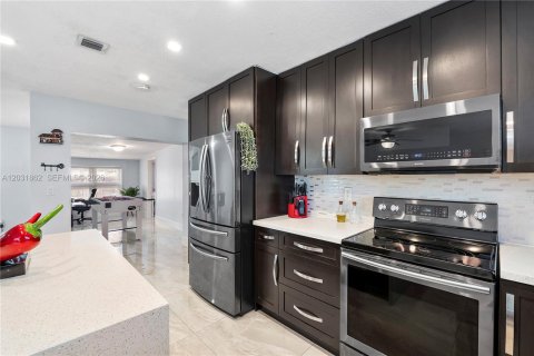 House in Hollywood, Florida 3 bedrooms, 72.84 sq.m. № 2082936 - photo 5