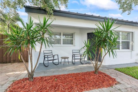 House in Hollywood, Florida 3 bedrooms, 72.84 sq.m. № 2082936 - photo 7