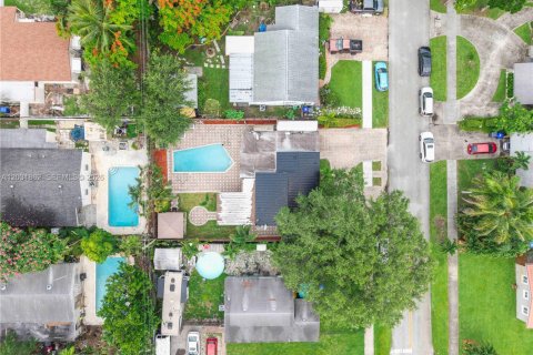 House in Hollywood, Florida 3 bedrooms, 72.84 sq.m. № 2082936 - photo 2
