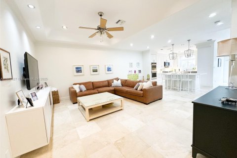 Снять в аренду таунхаус в Форт-Лодердейл, Флорида 4 спальни, 216.46м2, № 1896803 - фото 2