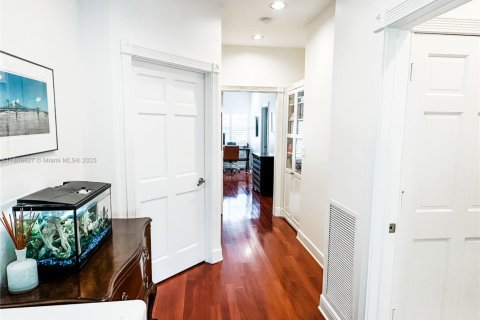 Снять в аренду таунхаус в Форт-Лодердейл, Флорида 4 спальни, 216.46м2, № 1896803 - фото 24