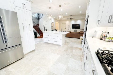 Снять в аренду таунхаус в Форт-Лодердейл, Флорида 4 спальни, 216.46м2, № 1896803 - фото 9