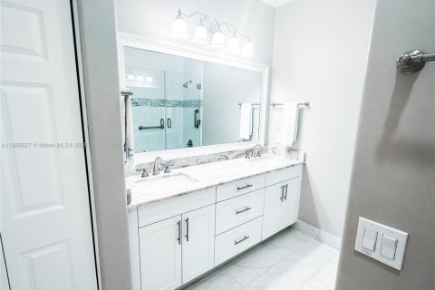 Снять в аренду таунхаус в Форт-Лодердейл, Флорида 4 спальни, 216.46м2, № 1896803 - фото 22